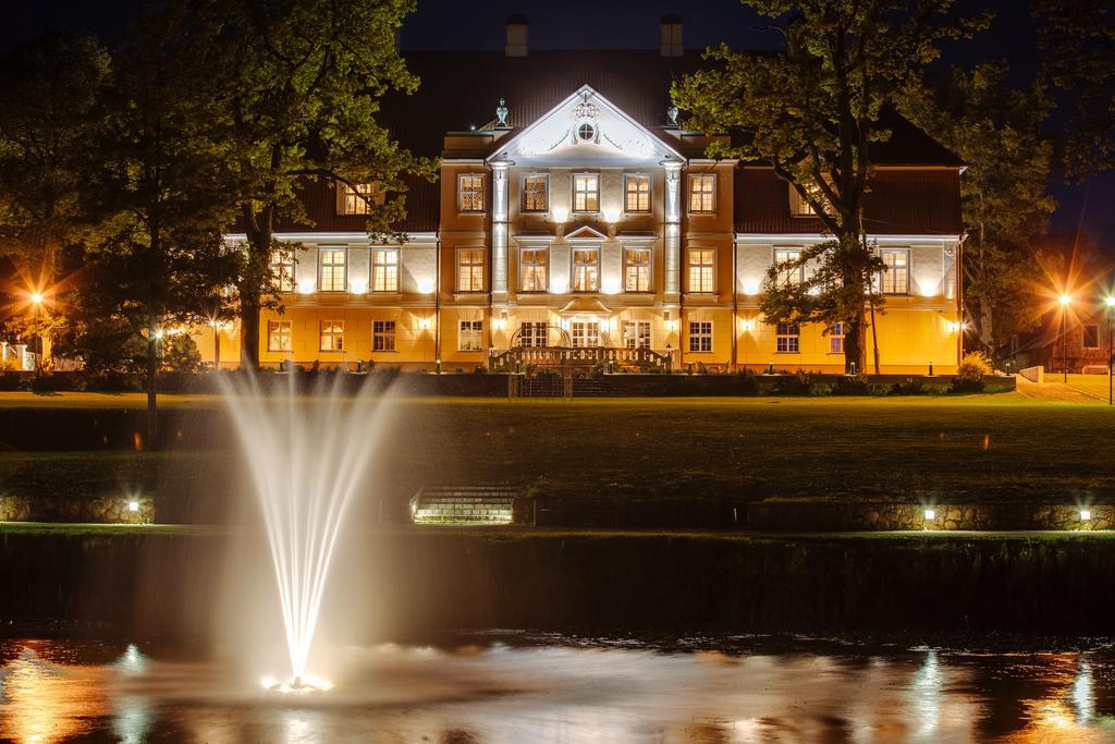 Готель Malpils Manor Екстер'єр фото
